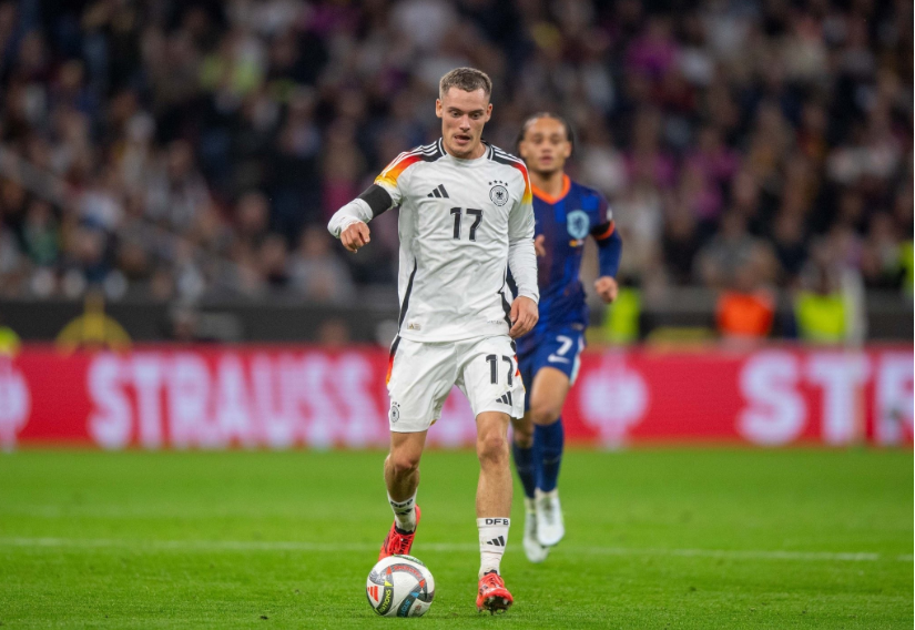 显示出他在 显示出他在