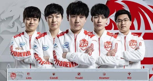 吉祥物，德超杯夺冠后基米希拿出了鹦鹉雕塑